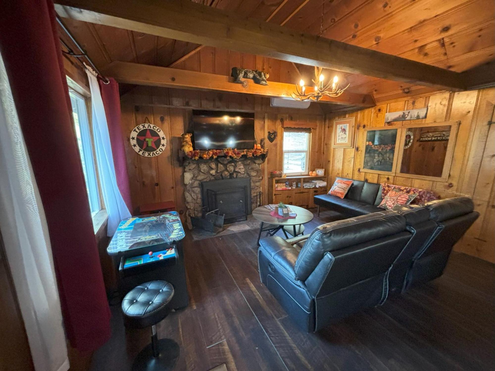 Snow Bunny Lodge - Perfect Big Bear Getaway! Deck With A New Hot Tub And Charcoal Barbecue! Big Bear Lake Exterior photo